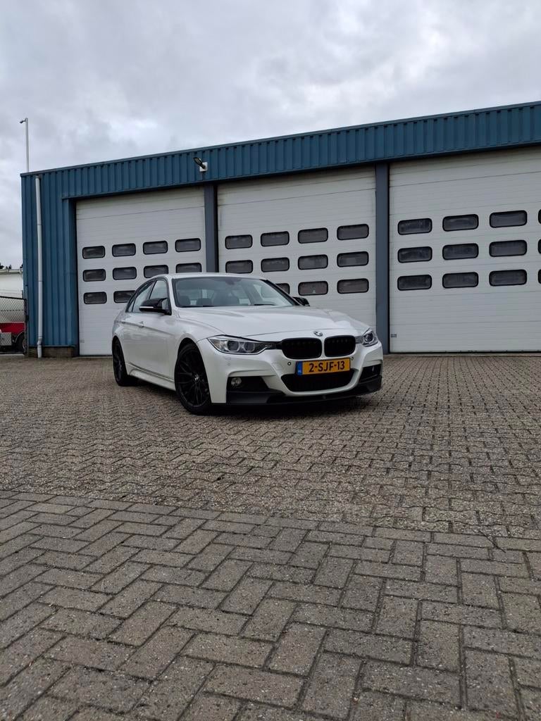 BMW 3-Serie 320i Efficientdynamics Edition 170pk 2013 Wit, Achterwielaandrijving, Zwart, 4 cilinders, USB