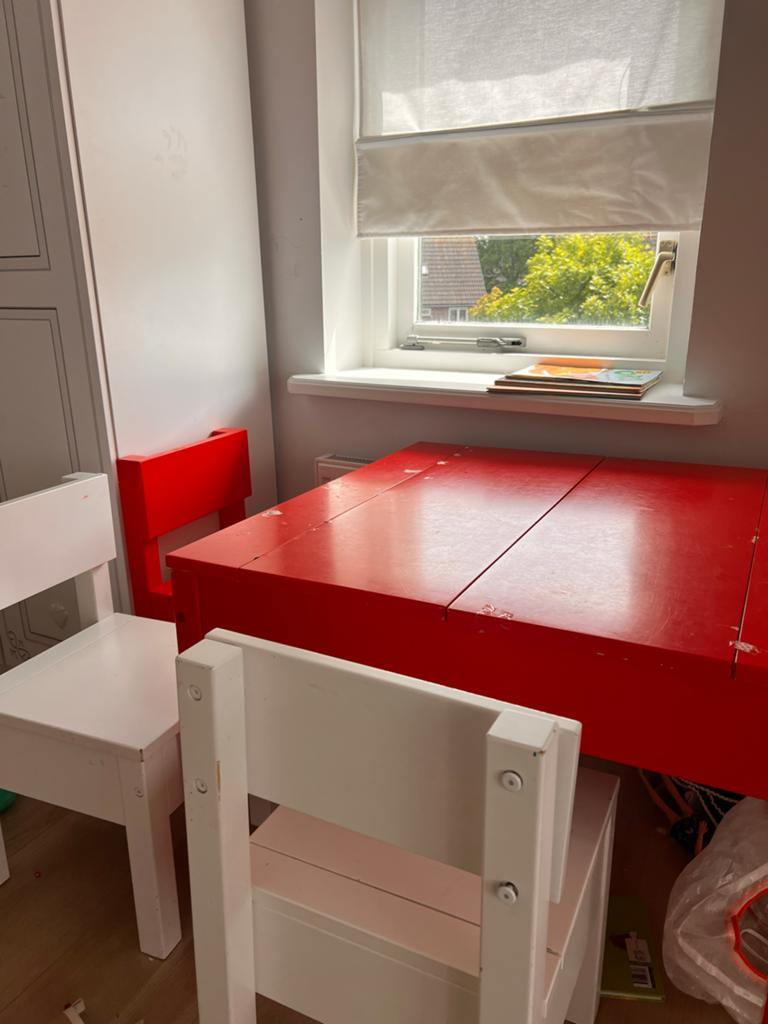 Kinder speeltafel met stoeltjes - rood/wit, Kinderen en Baby's, Kinderkamer | Tafels en Stoelen, Ophalen of Verzenden, Gebruikt