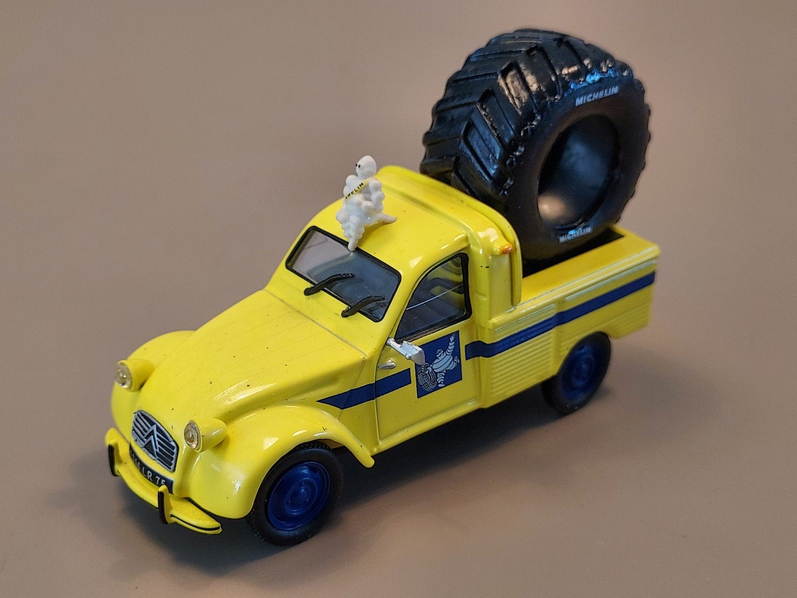 Citroën 2cv pick up Michelin  aangepast 1:43 Altaya, Hobby en Vrije tijd, Ophalen of Verzenden, Auto, Overige merken