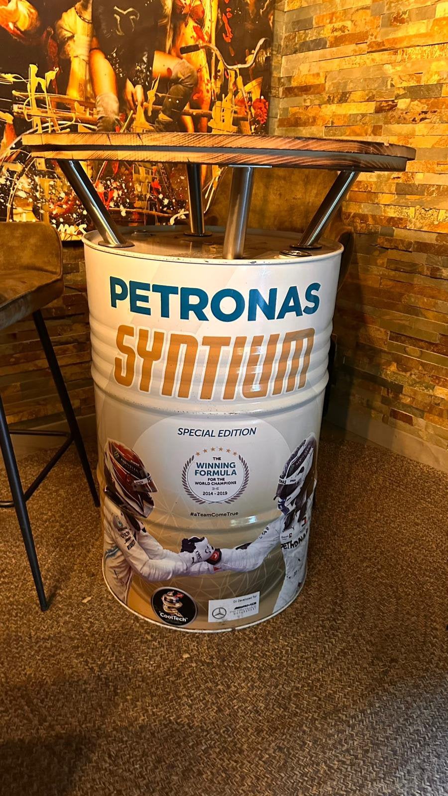 Bartafel met houten blad en Petronas vat, Ophalen, Gebruikt
