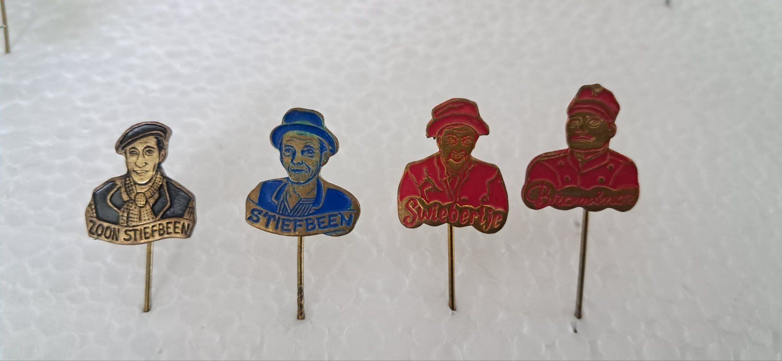 Vintage Stiefbeen & Zoon en Swiebertje Speldjes, Verzamelen, Ophalen of Verzenden, Gebruikt, Overige onderwerpen, Speldje of Pin