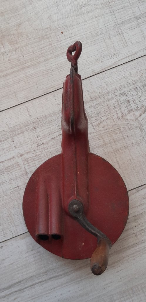 Antieke handbediende snijbonenmolen, Ophalen