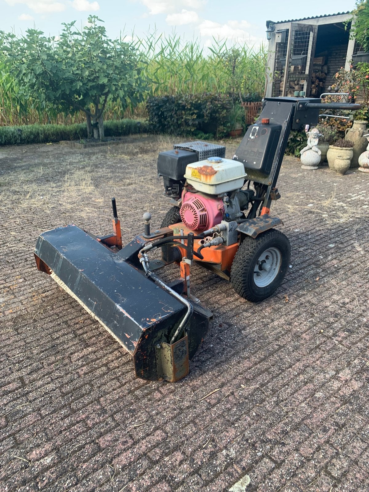 Professionele veegmachine/werktuigdrager, Tuin en Terras, Veegmachines, Ophalen, Zo goed als nieuw