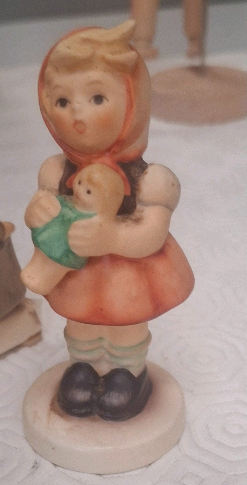 Meisje met pop goebel hummel modelnummer 239/B, Ophalen of Verzenden, Zo goed als nieuw, Hummel