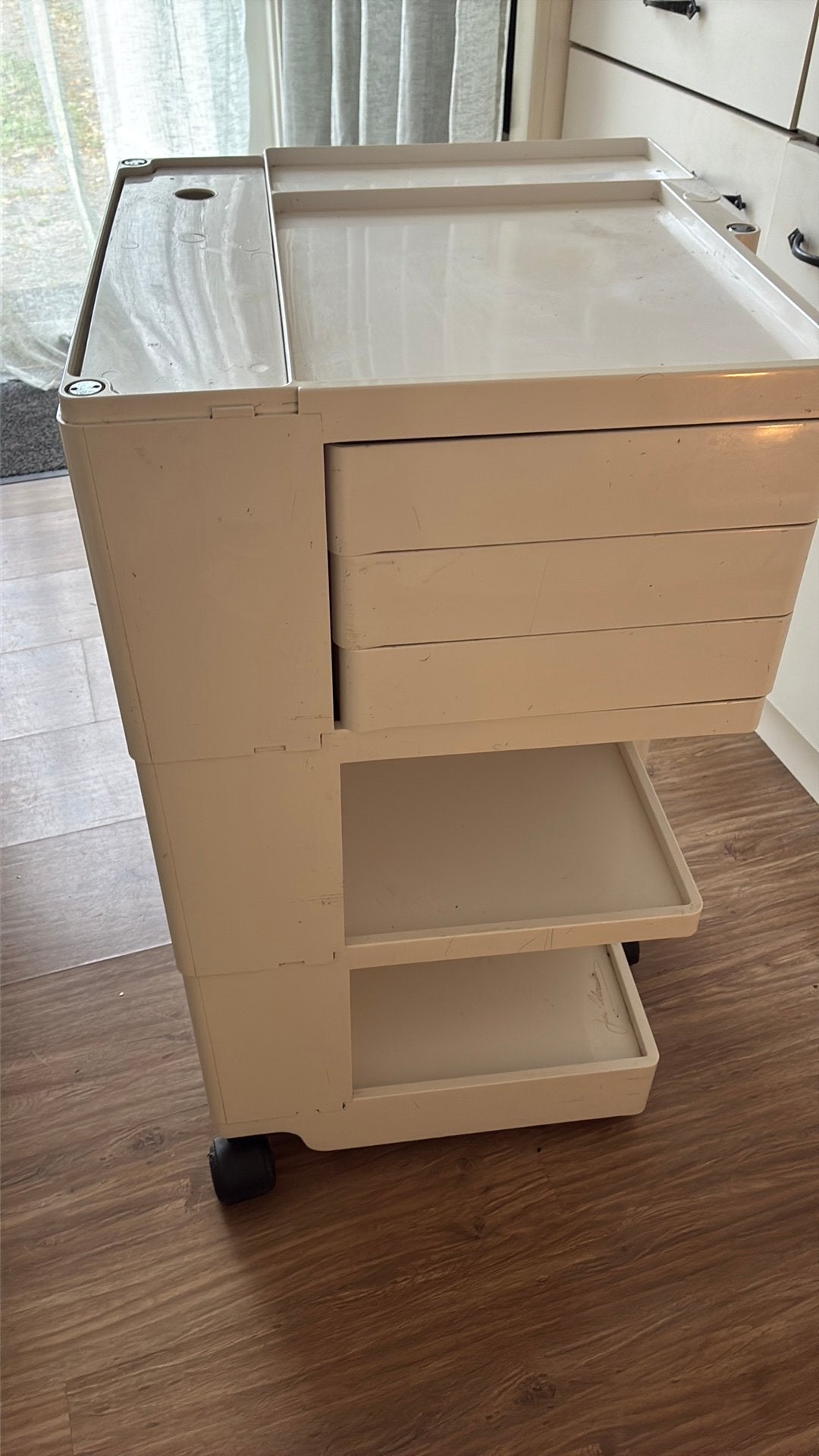 Tafel op wieltjes net lades en vakken, Ophalen, Zo goed als nieuw, Kunststof