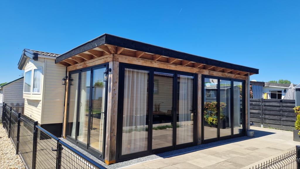Luxe chalet/ Stacaravan met veranda- Ideaal voor Ontspanning