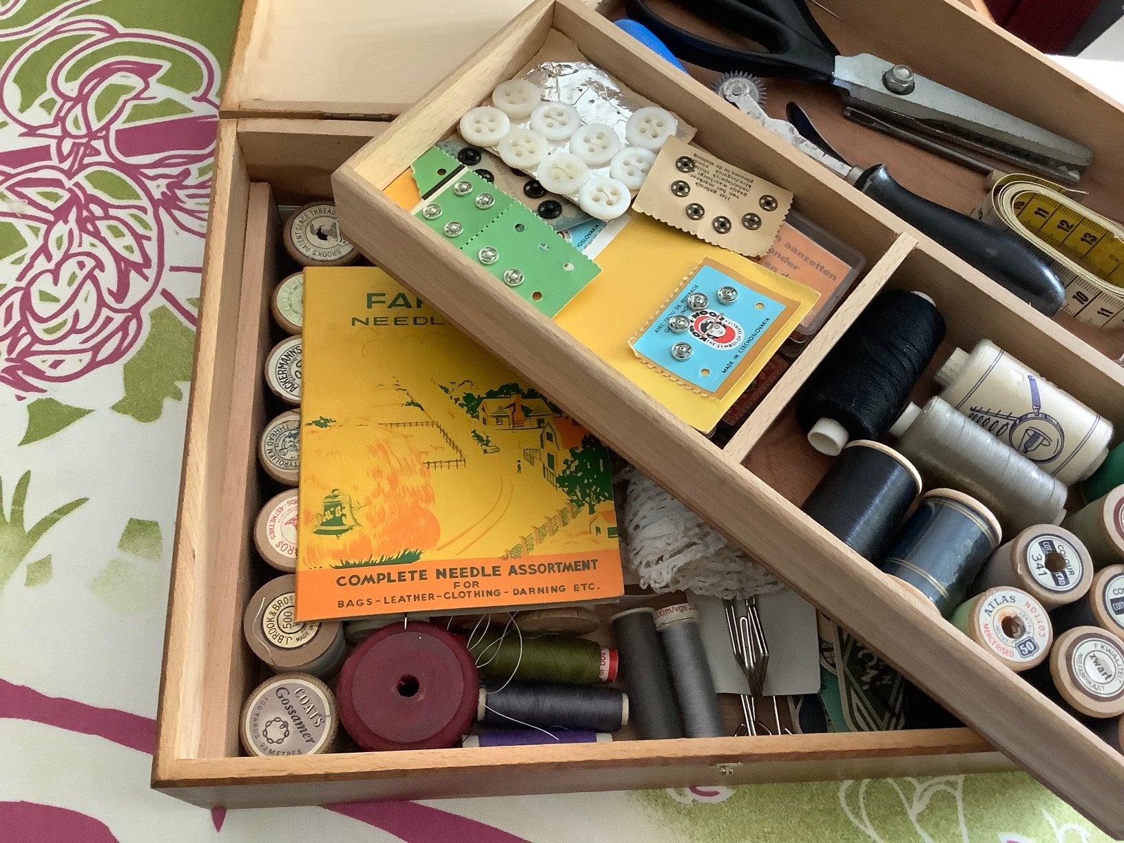 Vintage oude naadoos/kist dubbellaags met veel inhoud, Ophalen of Verzenden, Gebruikt, Overige typen