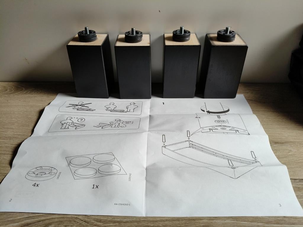 4x Ikea zwarte bedpoten, 12x7x7 cm - Zo goed als nieuw, Huis en Inrichting, Slaapkamer | Bedden, Ophalen of Verzenden, Zo goed als nieuw
