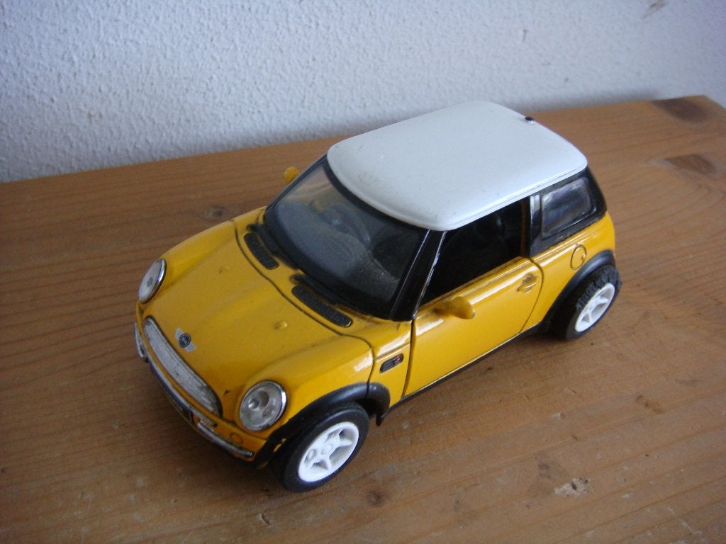 Geel / witte mini cooper op schaal 1:36, Ophalen of Verzenden, Zo goed als nieuw, Auto, Overige merken