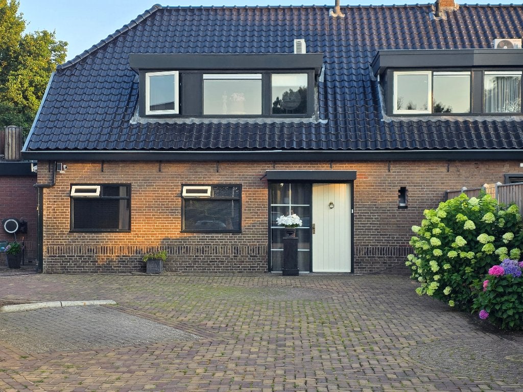 Huis te huur buitengebied van ede helft van een woonboederij, Huizen en Kamers, 145 m², Gelderland, Twee onder één kap, Direct bij eigenaar