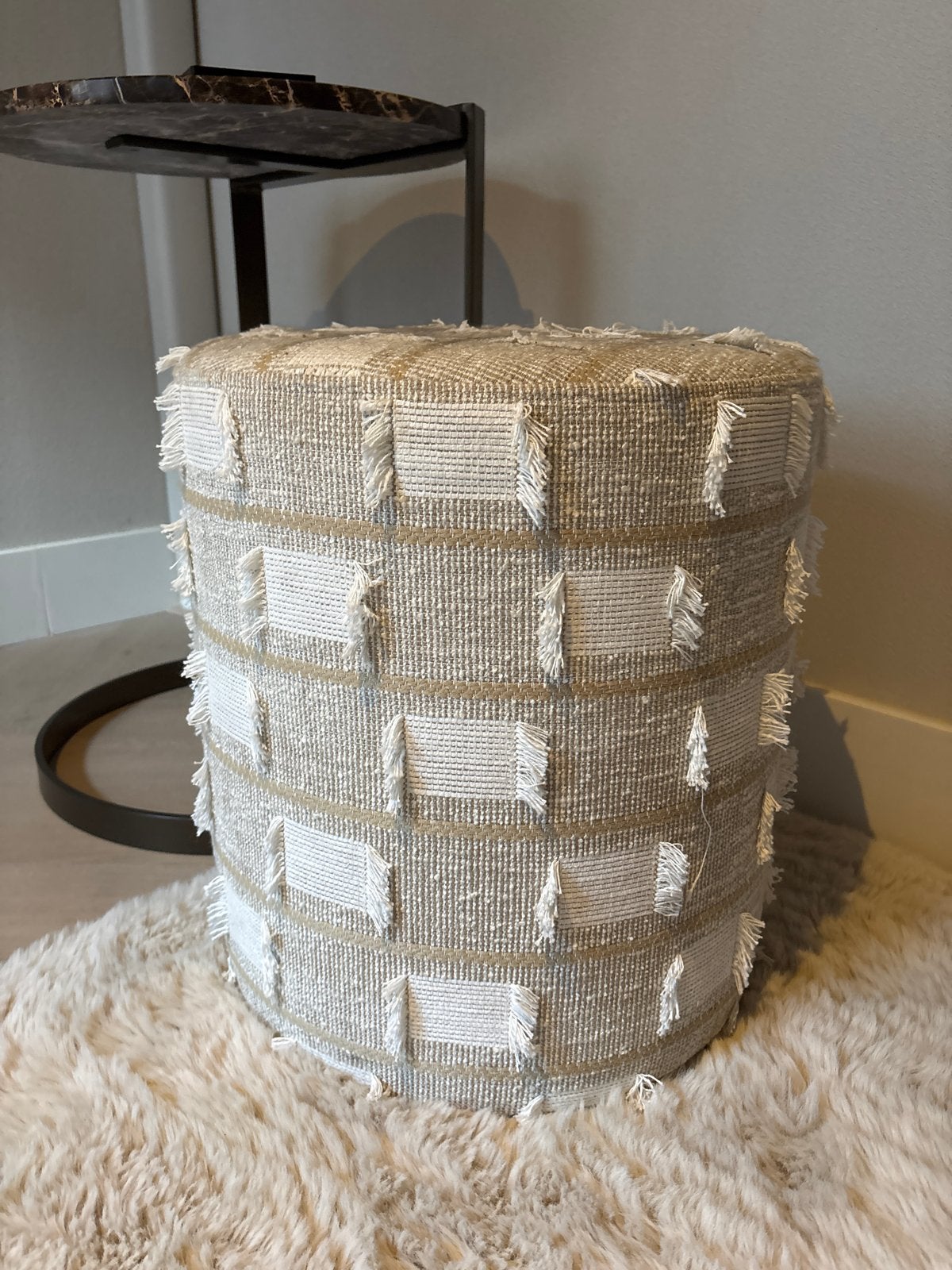 Stijlvolle poef met textuur en franjes elitis, Minder dan 50 cm, Rond, Ophalen of Verzenden, Zo goed als nieuw