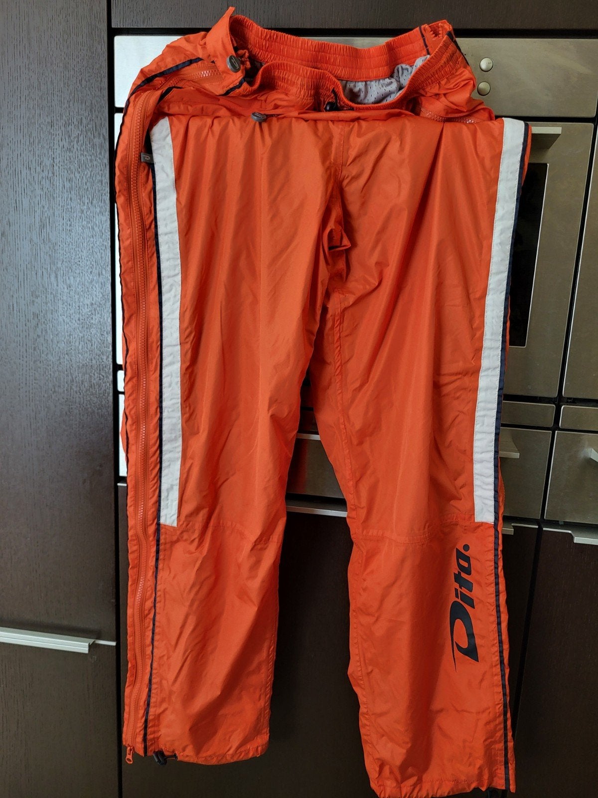 Dita trainingsbroek maat M volledig losritsbaar, Maat 38/40 (M), Dita, Overige typen, Oranje