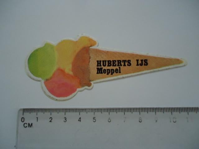 sticker oud Meppel IJS winkel salon Huberts retro vintage, Verzamelen, Stickers, Verzenden, Zo goed als nieuw, Bedrijf of Vereniging