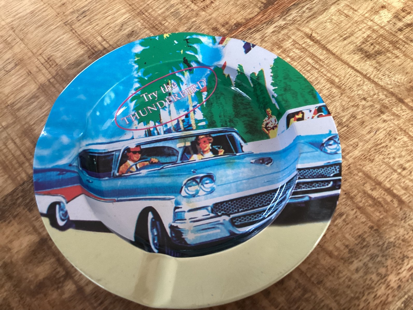 ASBAK  MET  KLASSIEKE  AUTO  ALS  AFBEELDING, Ophalen of Verzenden, Asbak