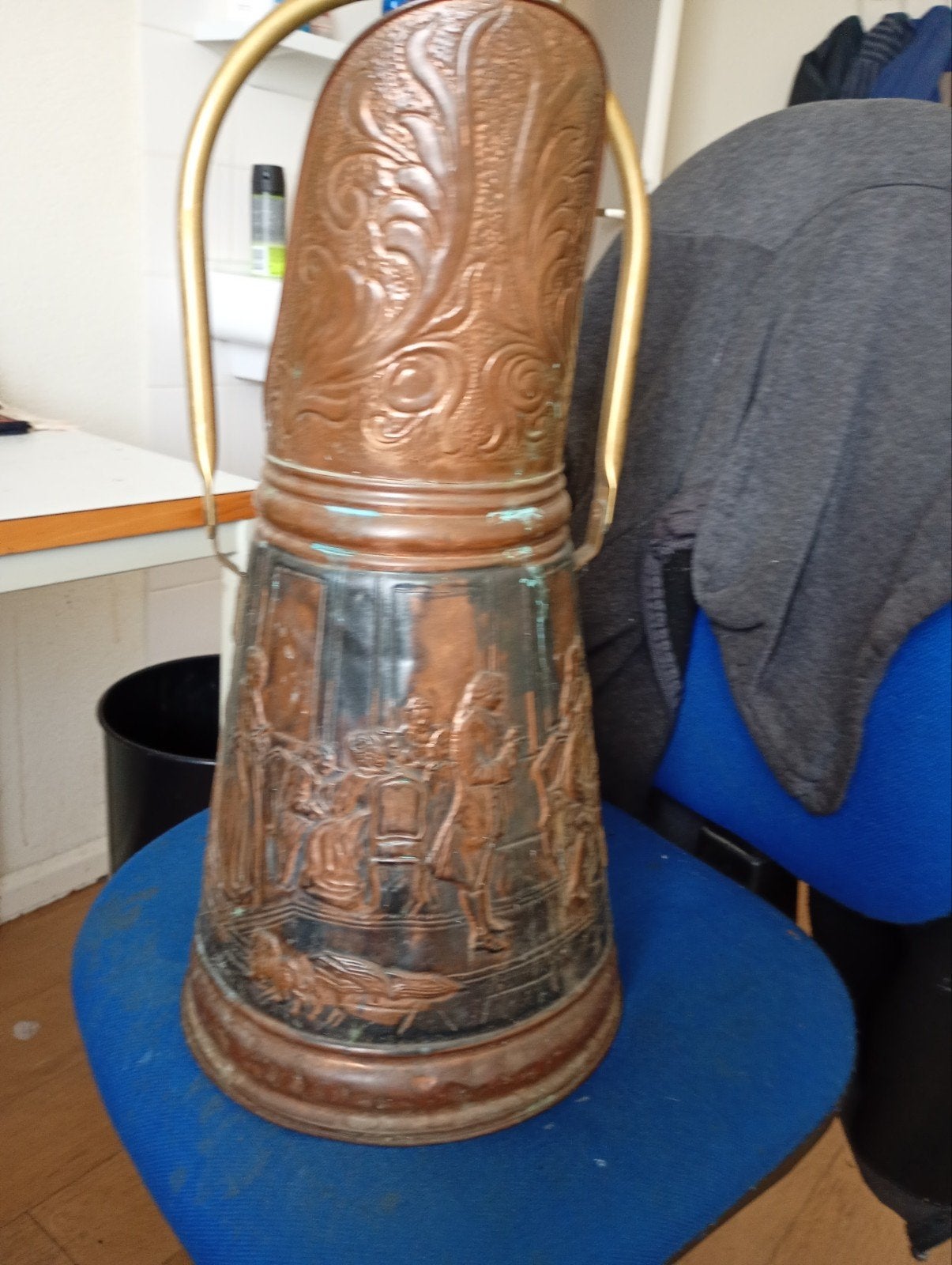 Antieke koperen kolenemmer met reliëf afbeeldingen, Ophalen of Verzenden, Koper