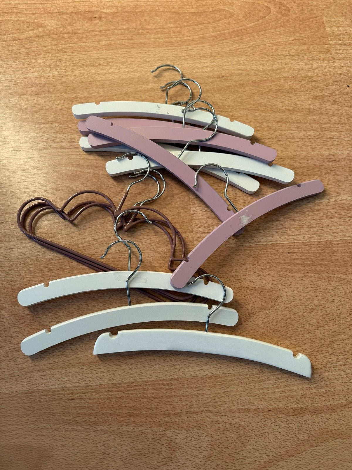 Roze en witte babyhangers - Gratis af te halen, Ophalen, Gebruikt, Hout, Kinderen