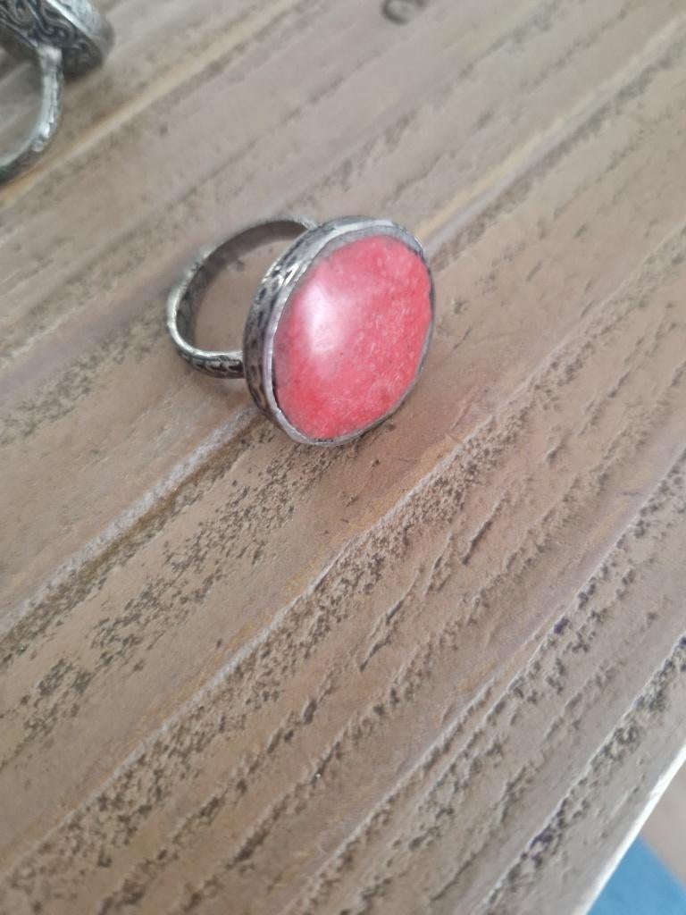Antieke, Tibetaanse ring met bloedkoraal. Maat 18.