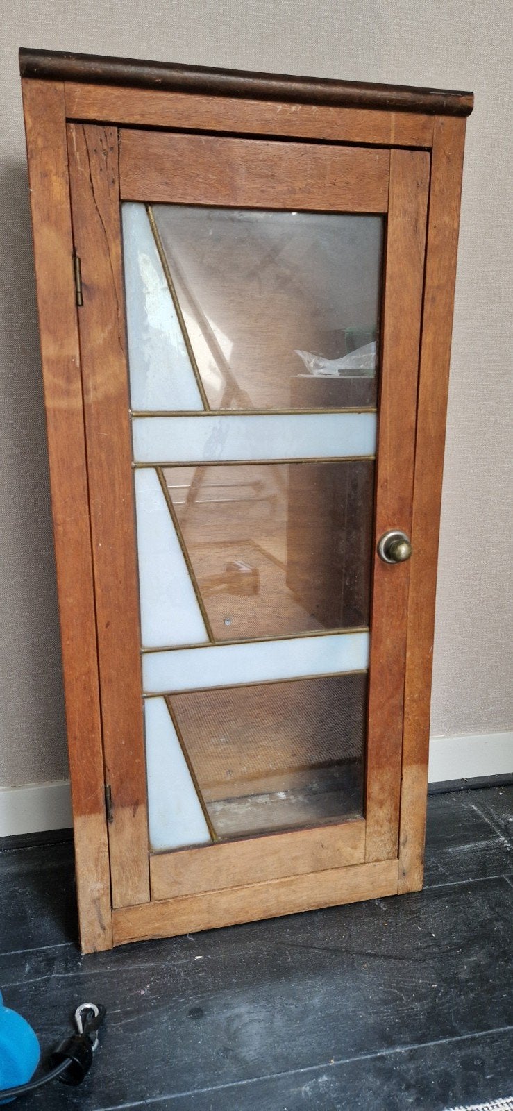 Vintage houten wandkastje met glas-in-lood deur, Ophalen