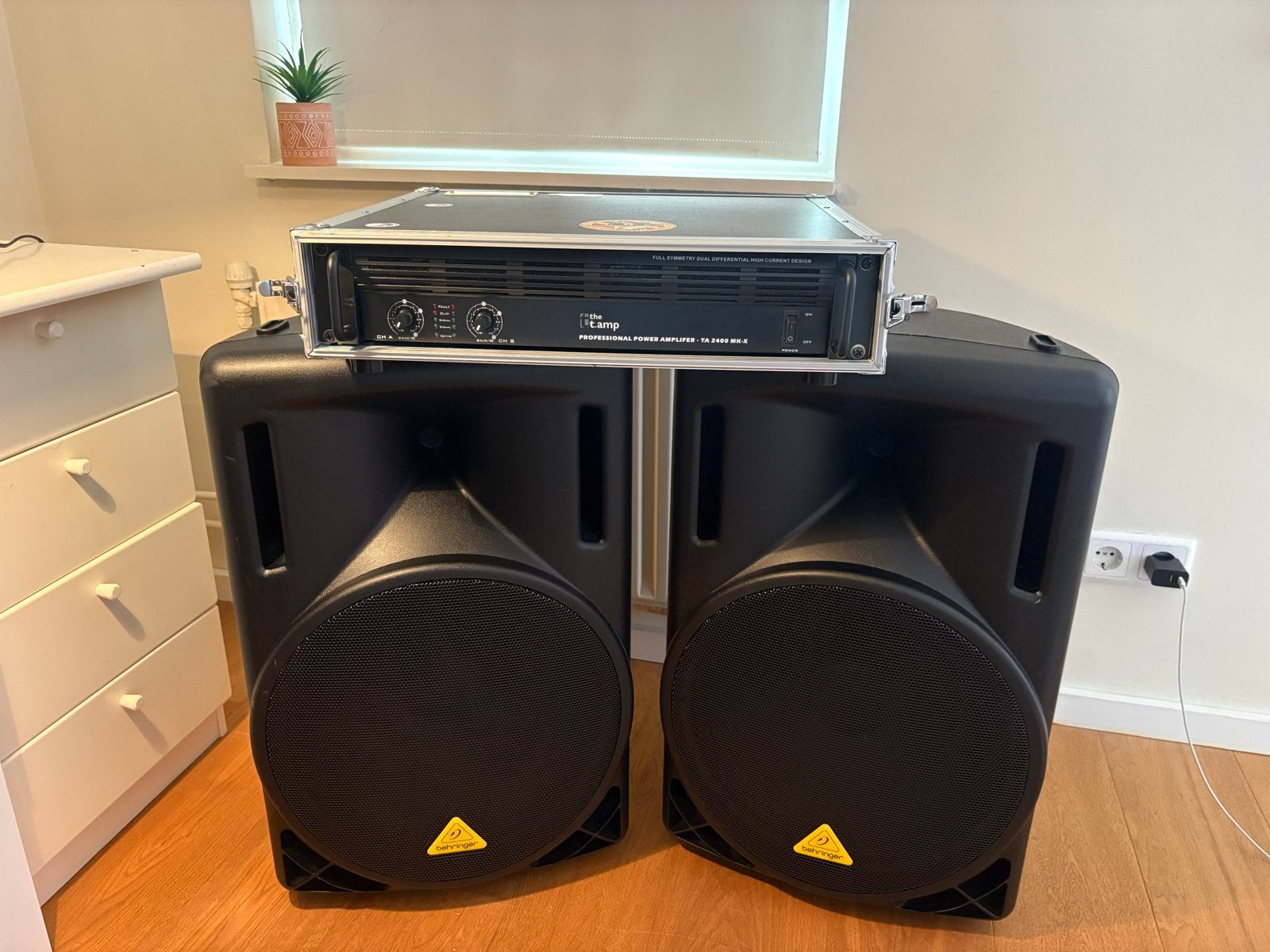 Behringer B215XL speakerset met the t.amp TA 2400 MK-X, Gebruikt, Inclusief kabels, Speakerset, Ophalen