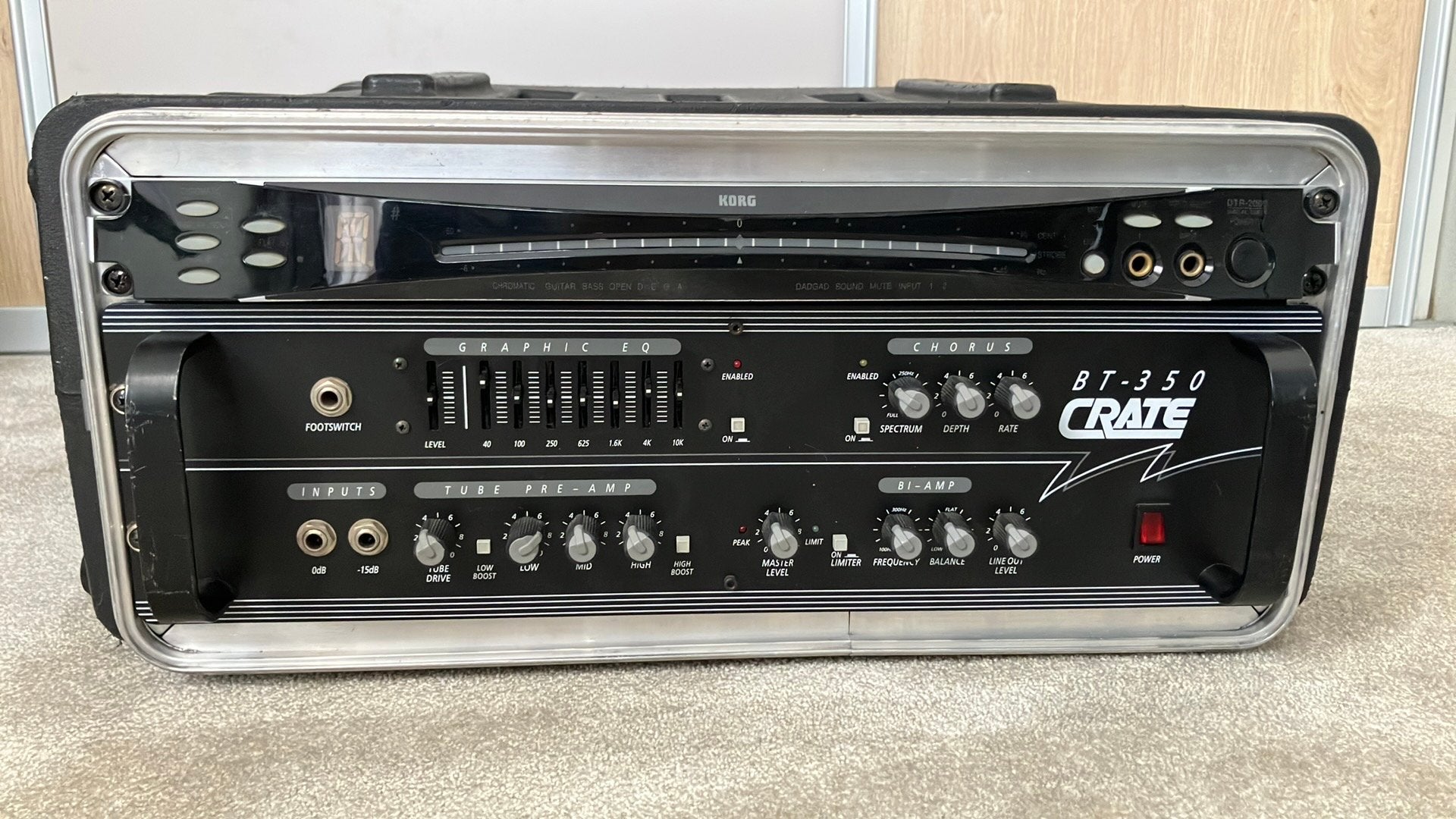 Crate BT350 basversterker met Korg tuner in SKB flightcase, Ophalen, Gebruikt, Basgitaar, 100 watt of meer