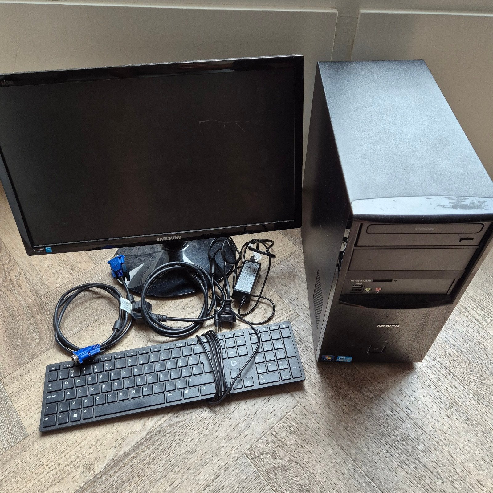Medion Desktop PC met Intel Core i5 Processor en Monitor, Computers en Software, Gebruikt, HDD, Minder dan 4 GB, Medion