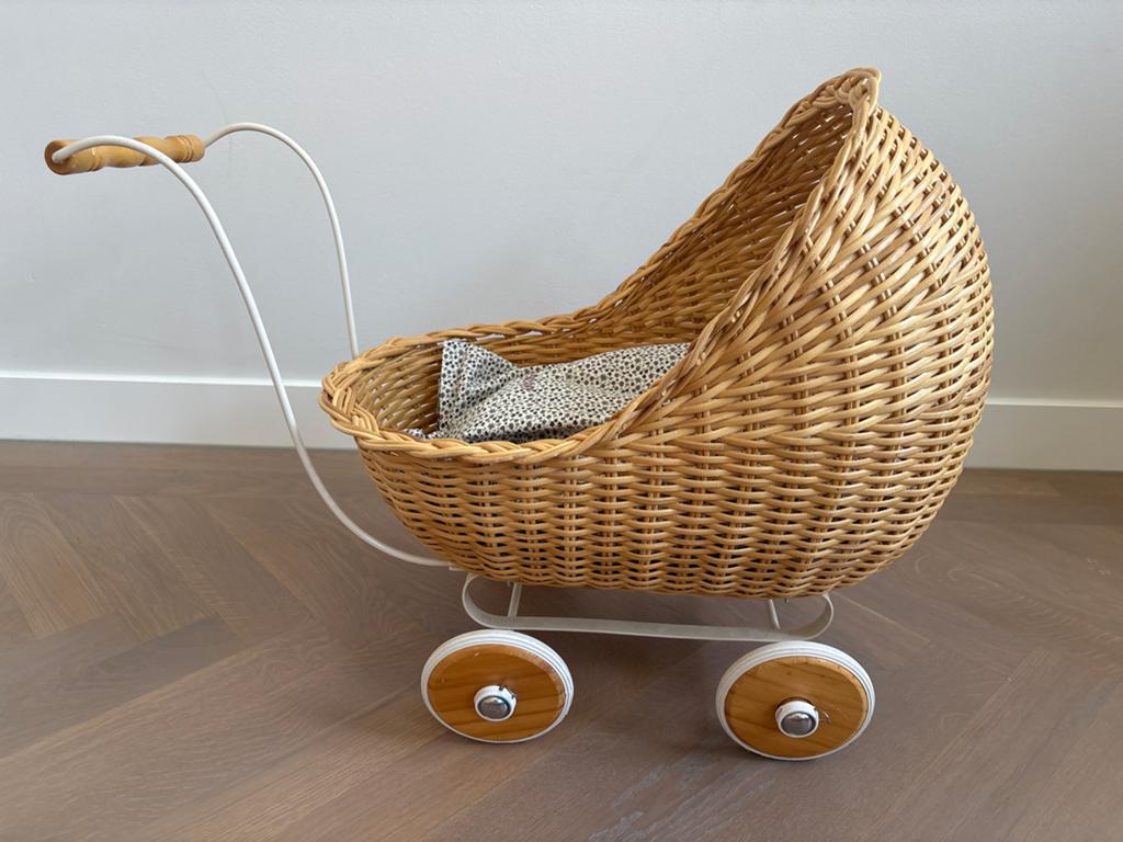 Merk vintage rotan poppenwagen met houten wielen, Ophalen, Zo goed als nieuw, Overige typen