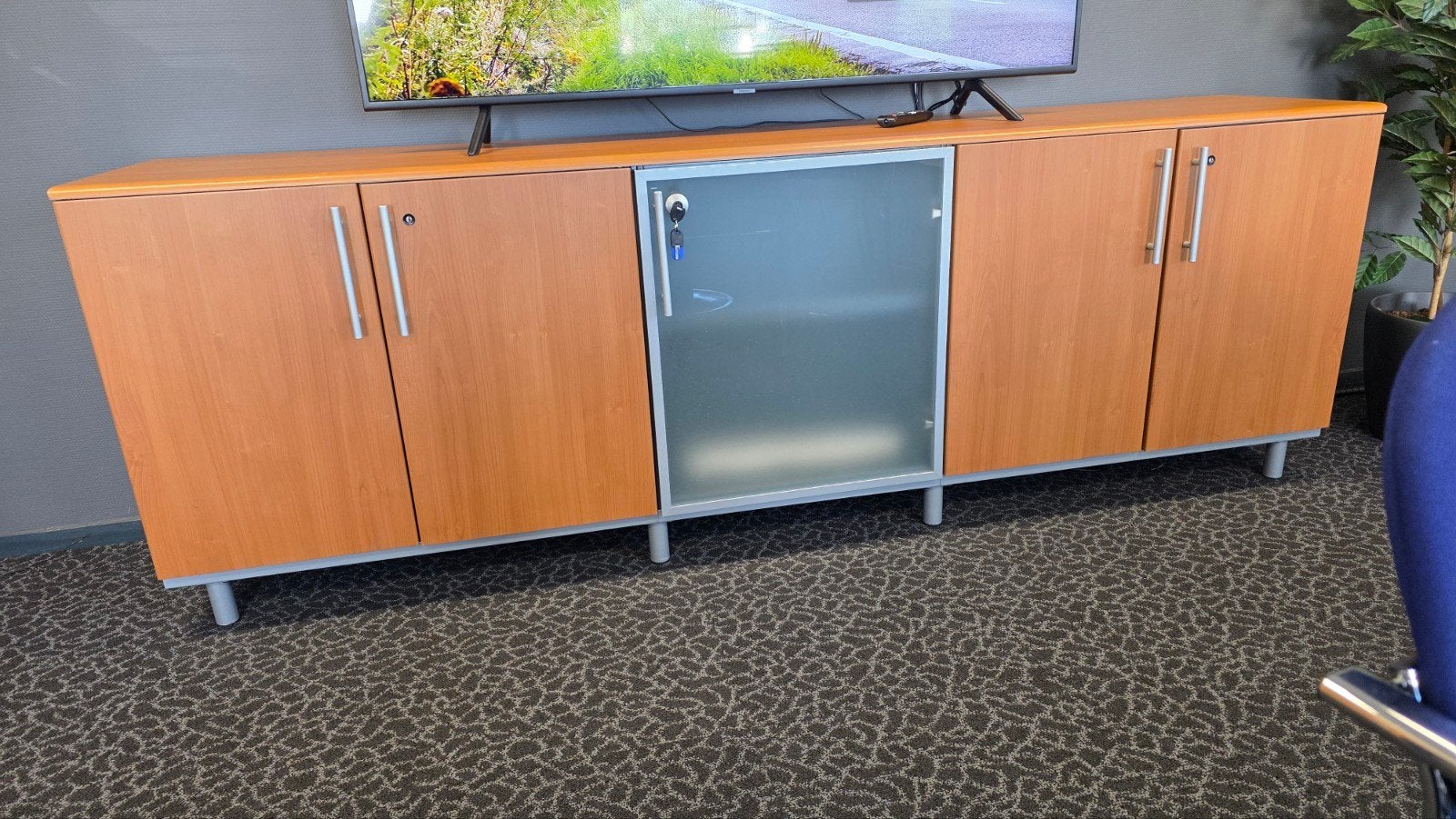 Kast en tafel set - Gebruikt met lichte beschadigingen, Huis en Inrichting, Kasten | Overige, Ophalen of Verzenden, Gebruikt