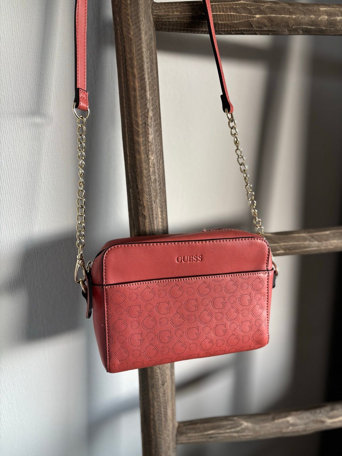 Guess Schoudertas Koraalroze met Gouden Details, Verzenden, Zo goed als nieuw, Roze, Overige merken
