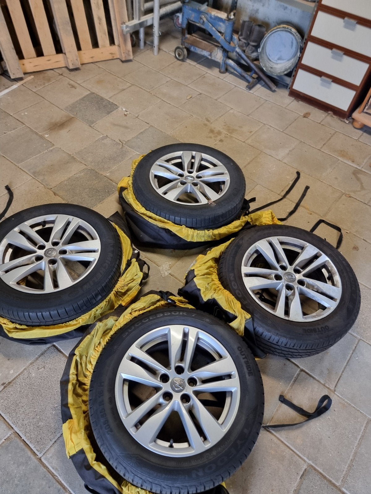 Zomerbanden met lichtmetalenvelgen 5x105 2 nieuwe banden, Auto-onderdelen, Banden en Velgen, Ophalen, Gebruikt, 16 inch, 205 mm