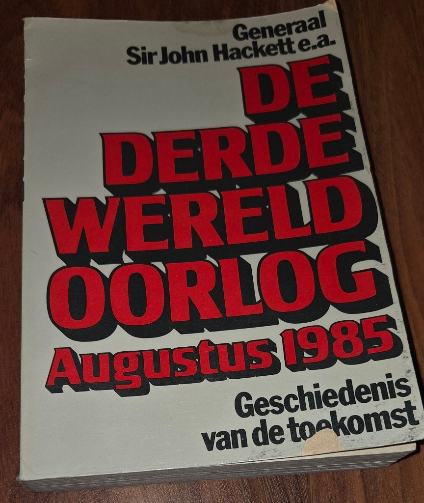 De Derde Wereldoorlog Aug 1985 Geschiedenis van de toekomst, Gelezen, Ophalen of Verzenden, Algemeen, 1945 tot heden