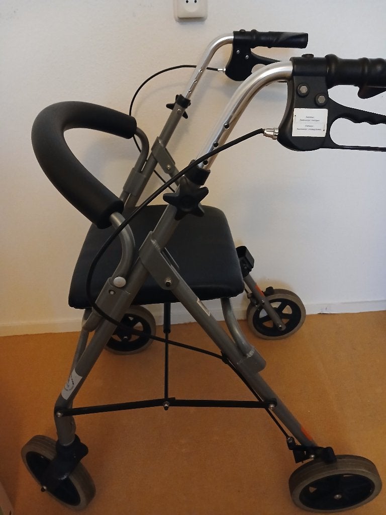 Rollator met zitje en stokhouder, Ophalen, Zo goed als nieuw