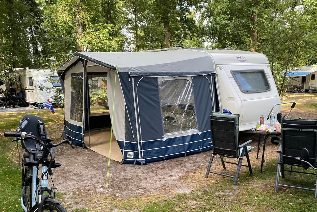 Hobby de luxe easy 400KB - 2006 - AIRCO - stapelbed, Vast bed, Kachel, Hobby, Treinzit