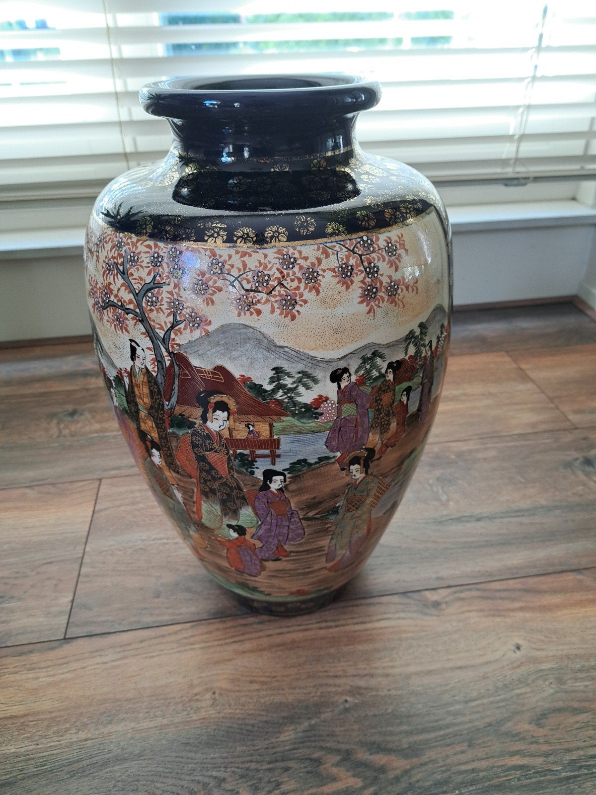 Antieke Japanse Satsuma Vaas met Scènes en Gouddecor, Antiek en Kunst, Ophalen