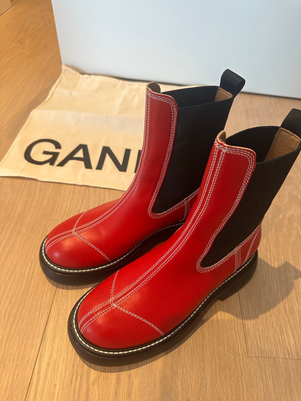 Ganni Chelsea Boots Rood - Maat 37, Ophalen of Verzenden, Zo goed als nieuw, Rood, Lage of Enkellaarzen