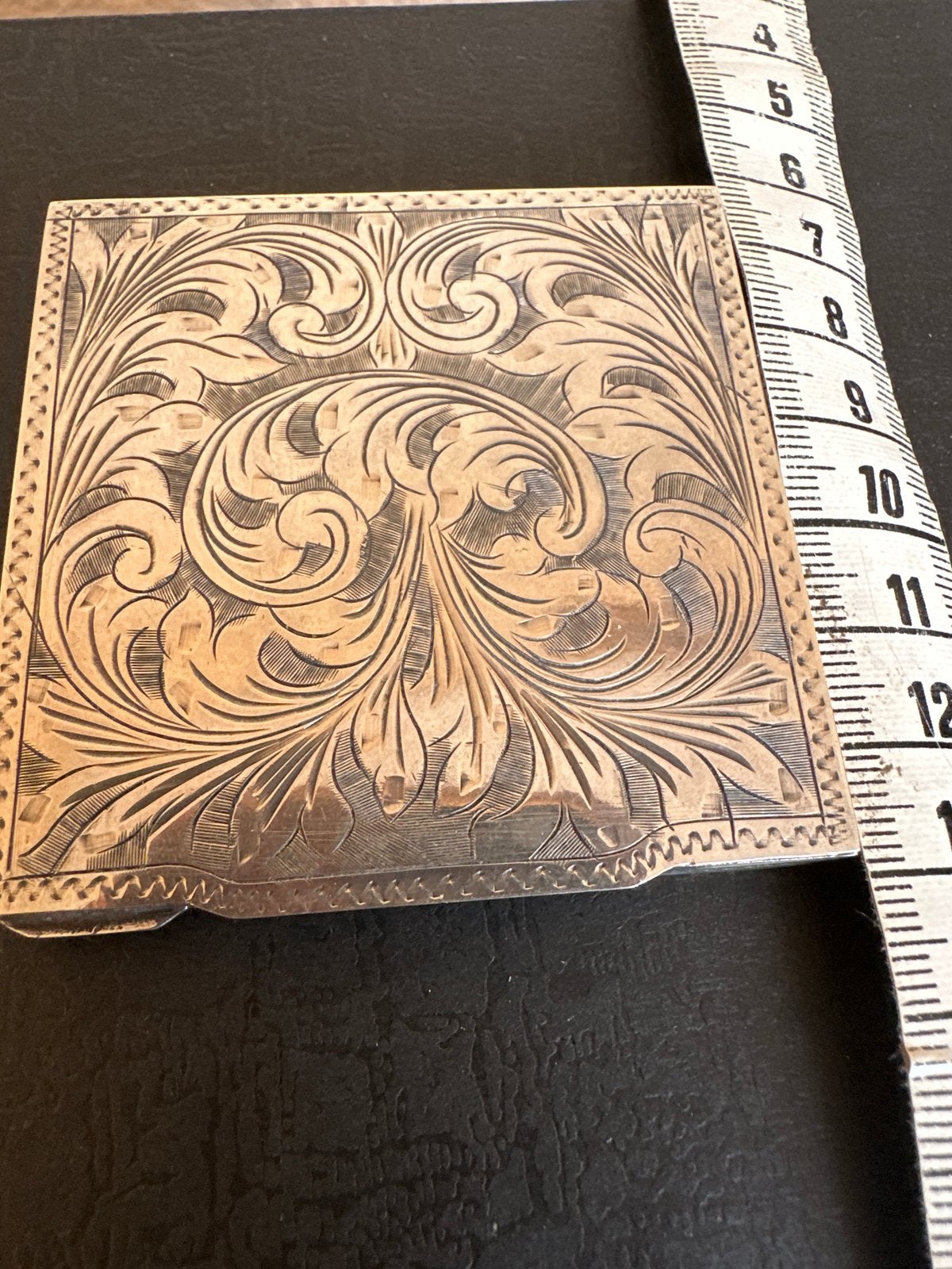 Antiek Zilveren Poederdoosje met Sierlijke Gravures, Antiek en Kunst, Ophalen, Zilver