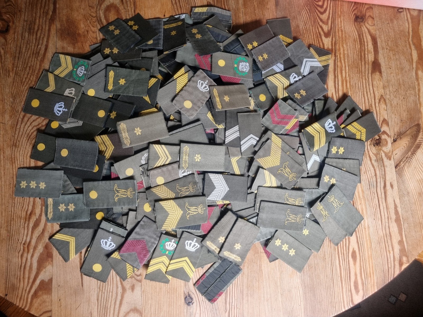 groot lot gvt rangen koninklijke landmacht 400 +, Ophalen of Verzenden, Landmacht, Nederland, Embleem of Badge
