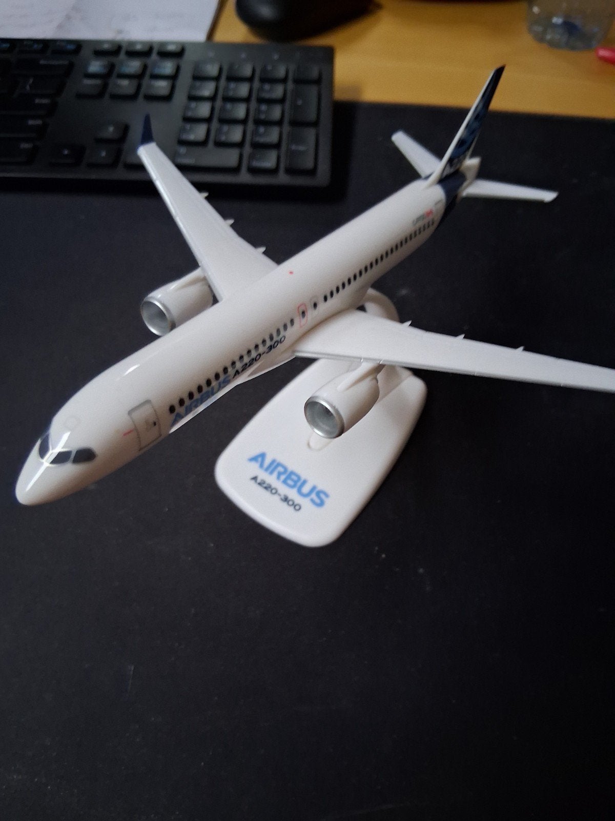 Airbus A220-300 schaalmodel, Overige merken, Ophalen of Verzenden, Zo goed als nieuw, Groter dan 1:72