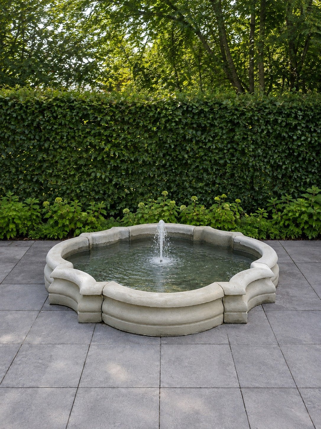 Vijverrand met sproeier, Tuin en Terras, Ophalen, Nieuw, Beton, Fontein