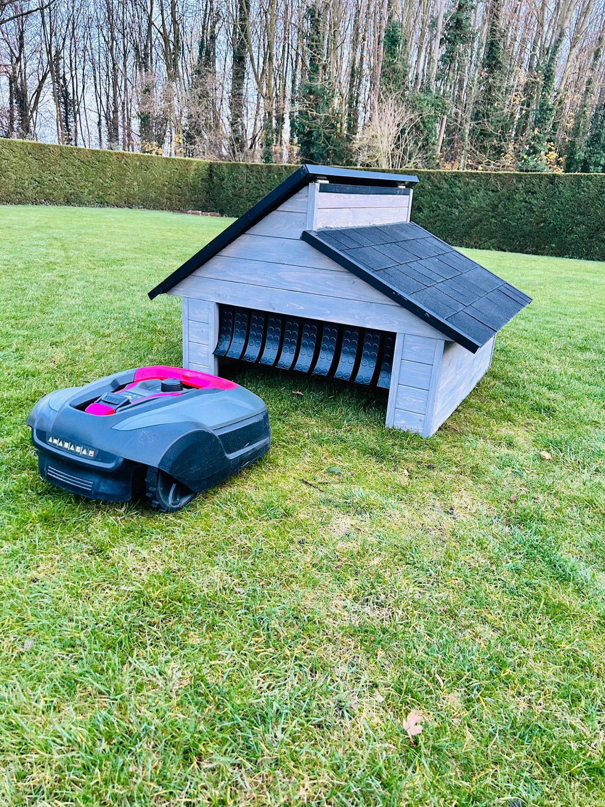 Robotmaaier garage, Tuin en Terras, Robotmaaiers, Zo goed als nieuw, Ophalen