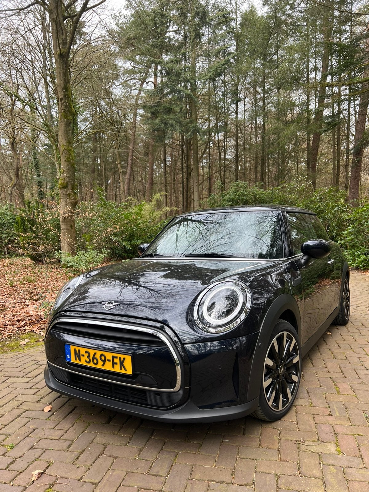 Mini 3-deurs (f56) 1.5 136pk 2021 BlauwEnigmaticBlack Yours, Auto's, 136 pk, Zwart, 49 €/maand, Bi-Xenon koplampen