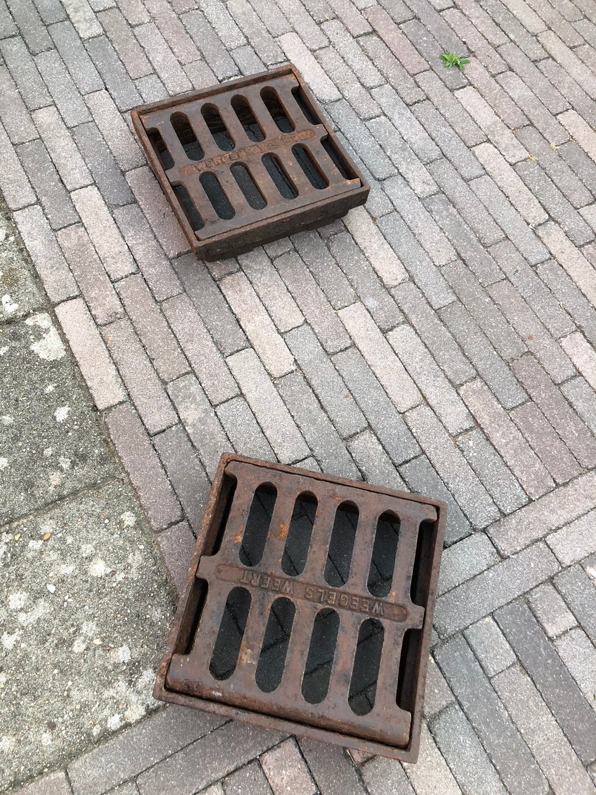2 x gietijzeren kolk deksels, putdeksels, Ophalen of Verzenden, Gebruikt