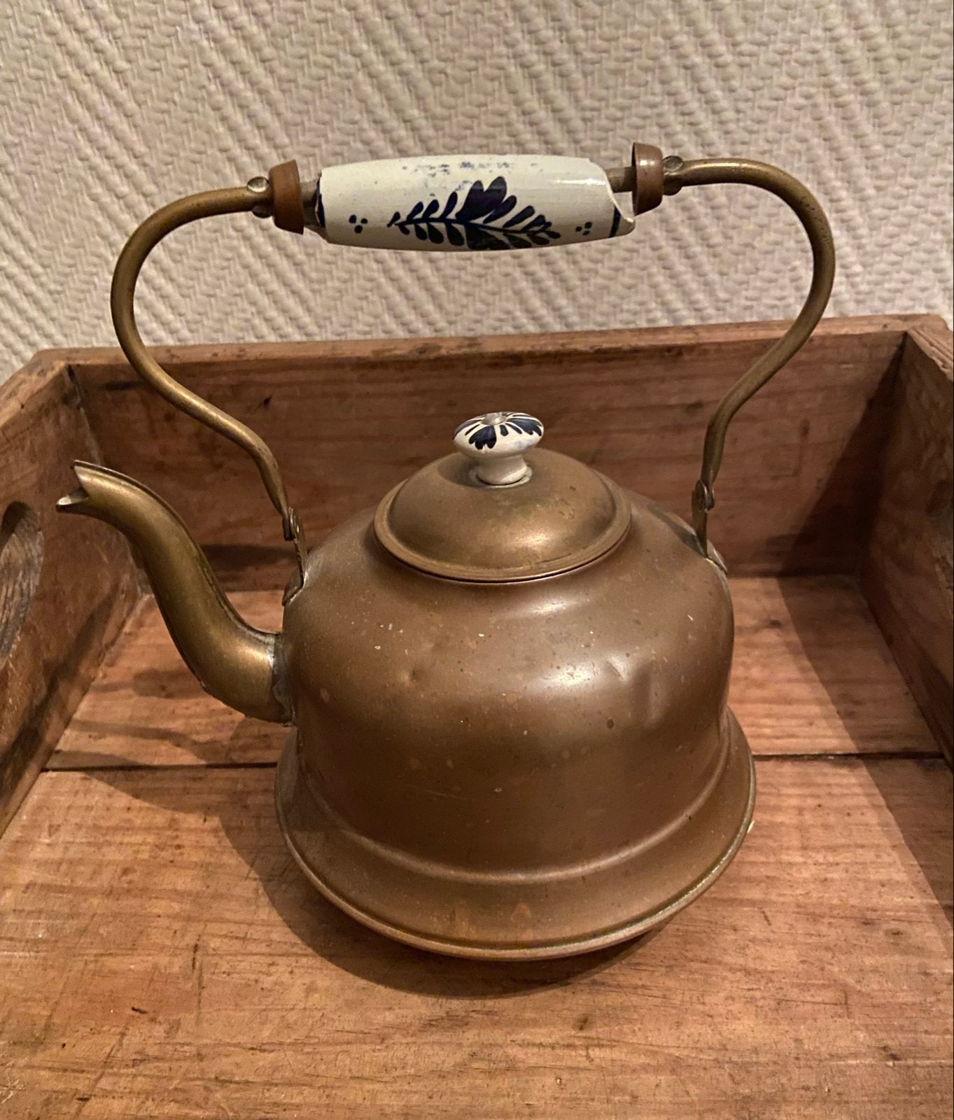 Antieke koperen theeketel met Delfts blauw handvat, Ophalen of Verzenden