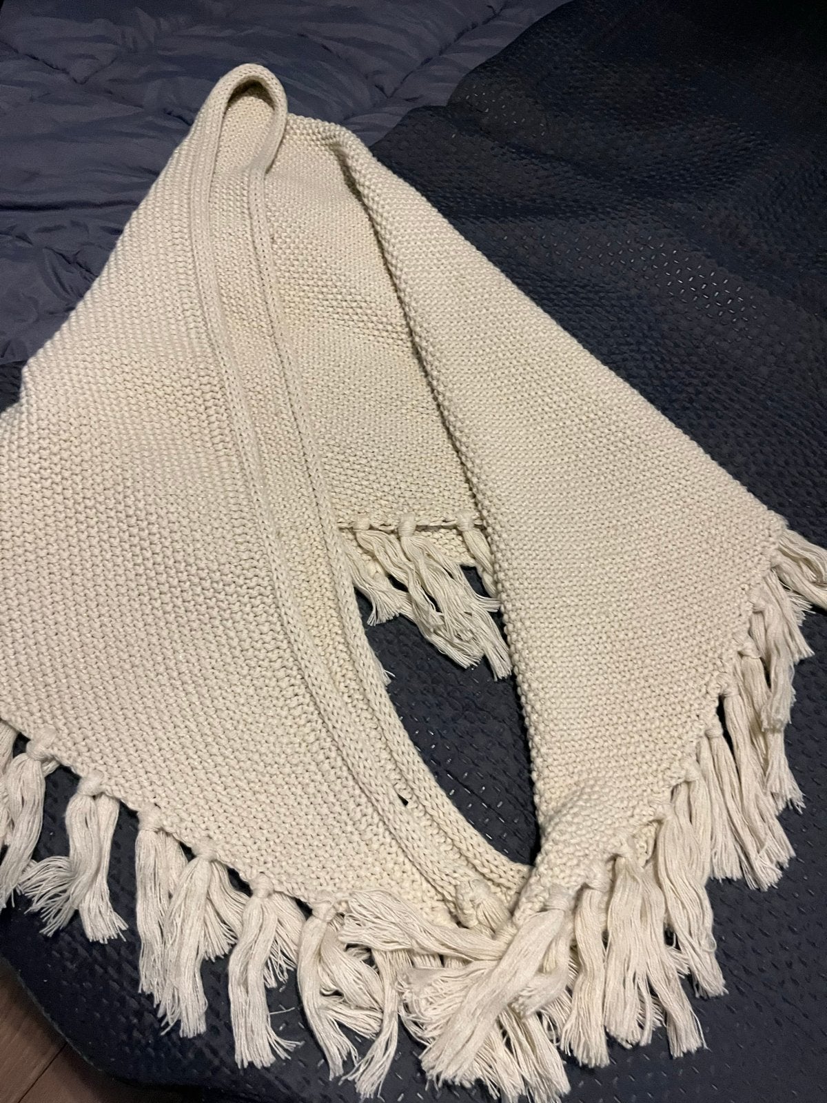 Crèmekleurige gebreide omslagdoek met franjes, Huis en Inrichting, Woonaccessoires | Plaids en Woondekens, Zo goed als nieuw, Ophalen of Verzenden