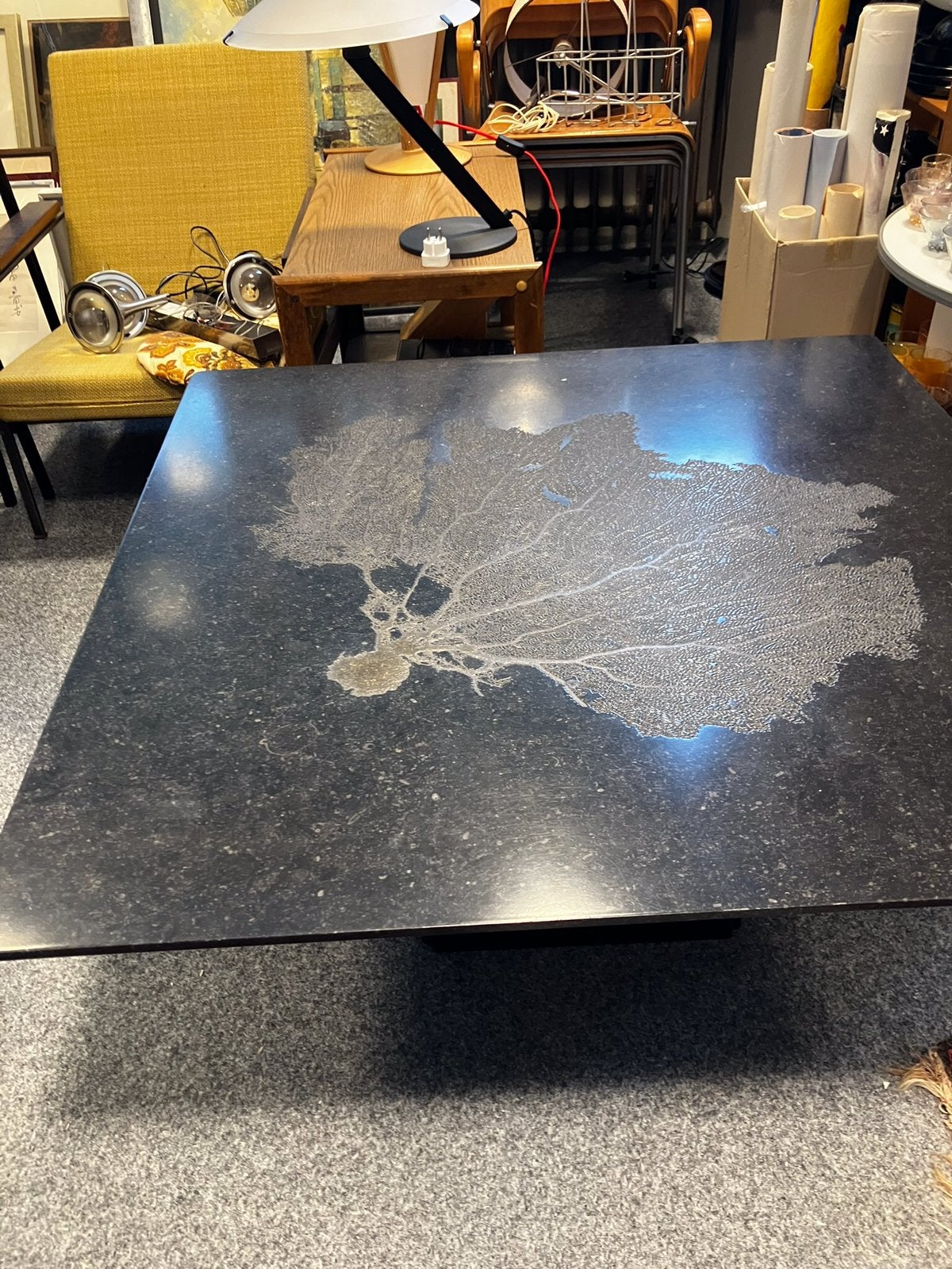 Mooie stenen salontafel. Met koraal motief. 1 x 1 meter, Ophalen, Zo goed als nieuw, 25 tot 50 cm, 100 tot 150 cm