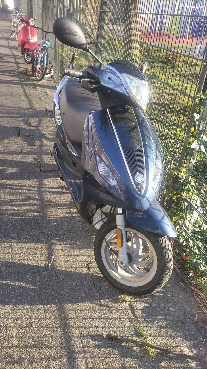 Piaggio New Fly 2014 Bromscooter met alarm, Ophalen, Gebruikt, Maximaal 45 km/u, Fly