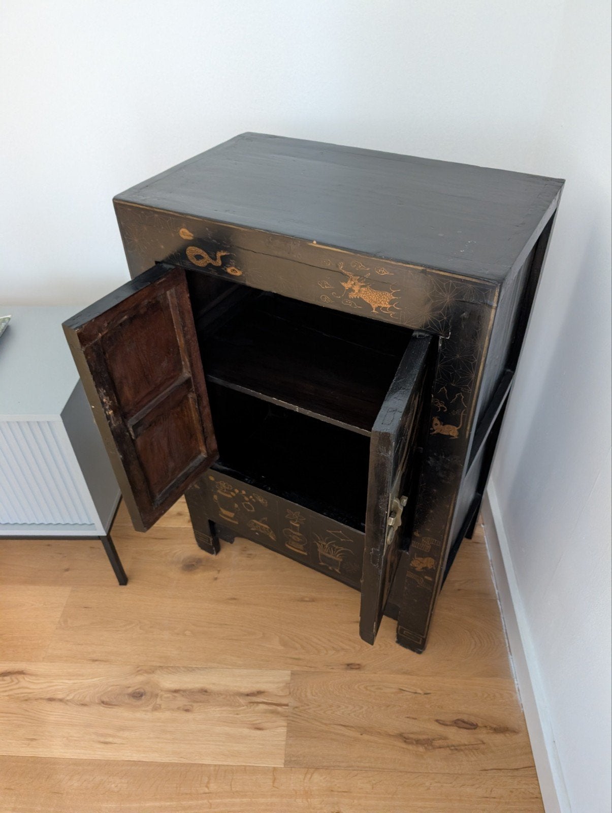Antieke Chinese kast met goudkleurige decoraties, Ophalen of Verzenden