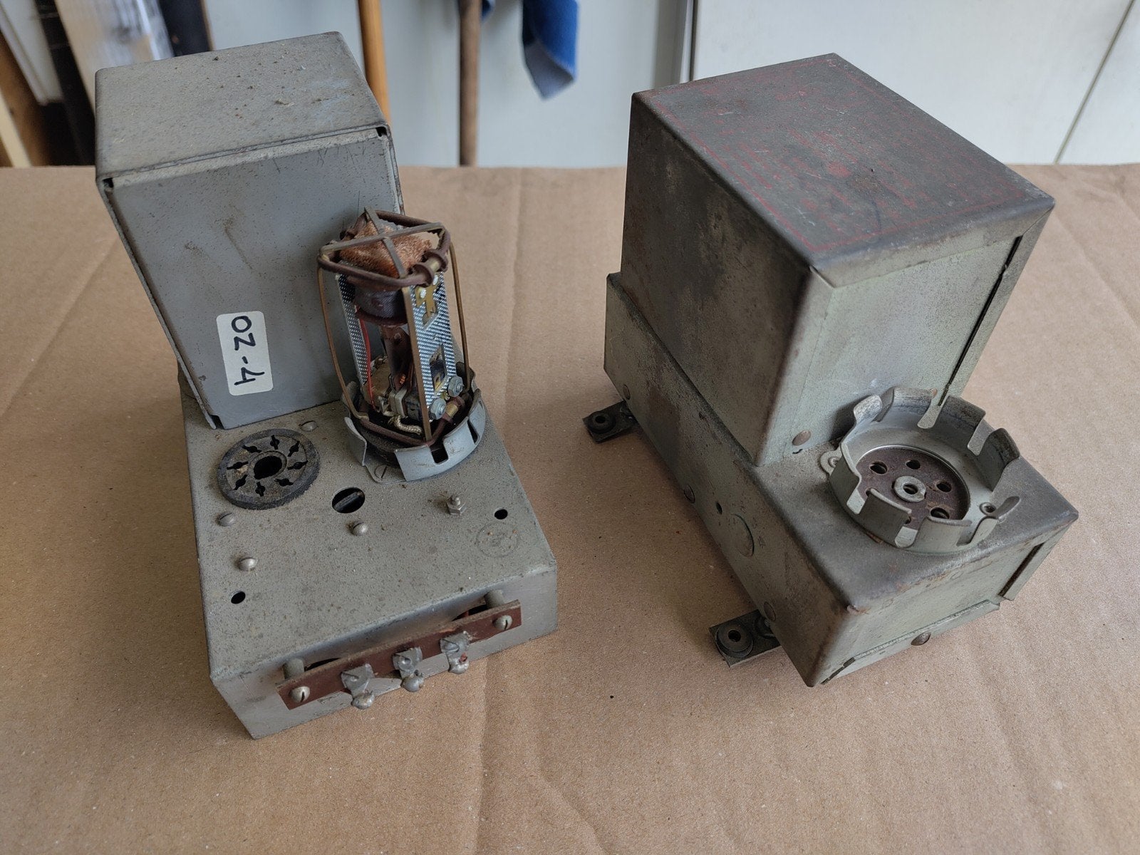 2 voedingen tbv verschillende radio's leger ww2 HRO, Verzamelen, Militaria | Tweede Wereldoorlog, Ophalen of Verzenden, Amerika