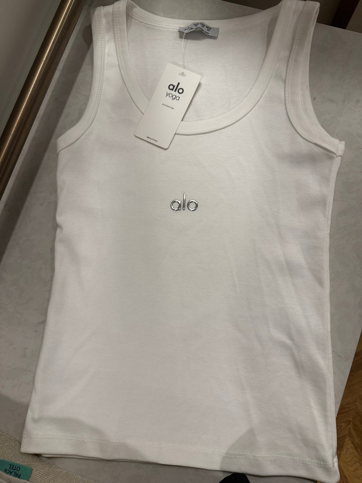 Witte Alo Yoga Top Maat M Nieuw met label, Kleding | Dames, T-shirts, Maat 38/40 (M), Wit, Nieuw, Ophalen of Verzenden