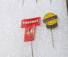 2 verschillende auto banden speldjes TYRESOLES, Ophalen of Verzenden, Gebruikt, Overige onderwerpen, Speldje of Pin