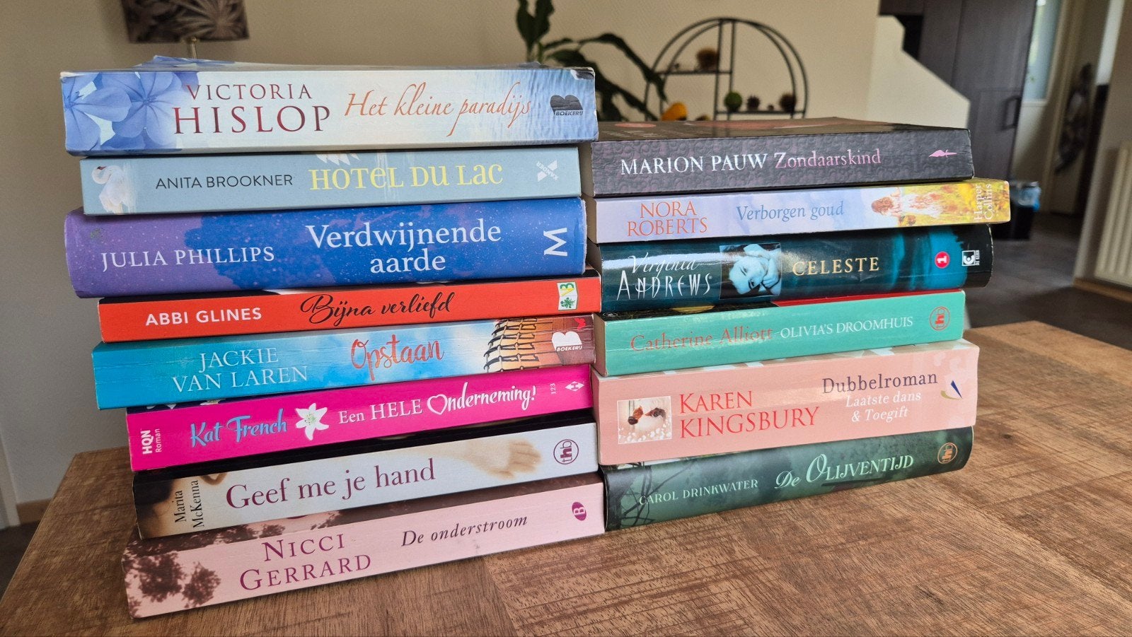 Diverse romans: Victoria Hislop, Nora Roberts, Marion Pauw, Ophalen of Verzenden, Gelezen